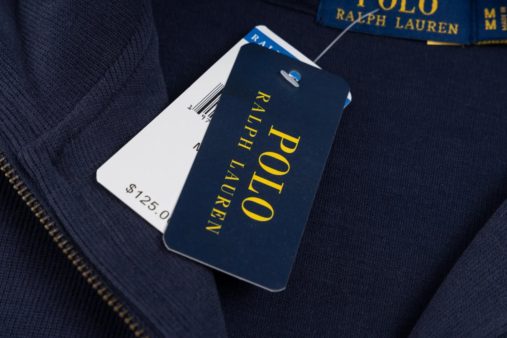 P230 #R97 Ralph lauren twelve-color embroidered pony logo half-zip high-neck long-sleeved knitted sweatshirt. The same style for men and women. The new half-zip sweatshirt for couples to wear in autumn is here! This kind of sweatshirt is really popular this year, even more popular than the hooded sweatshirt. Open the zipper and it can be used as a large lapel, which makes it more fashionable. The color of the classic design of the little war horse on the chest is matched with the embroidery. The simple zipper design echoes the brand logo, so you don’t need to match too much. The sweater version is loose enough! The fabric is custom-woven and dyed 100 cotton. 320g high gram weight 100% cotton knitted cotton with a certain thickness. The fabric is soft and comfortable, and the three-dimensional fabric is full of texture. The stitching is three needles and five threads, which is beautiful and strong. The pattern is also good. Although it is loose, it does not look bulky! - It is not a popular color scheme on the street. The color is pure and highly recommended. The upper body has a particularly high rate of turning heads. Loose style. Big drop shoulder OS style. Same style for men and women. Couple wear. Versatile and practical! Color: Gray, navy, khaki, green label, oatmeal brown label, apricot, black, army green, burgundy, pink, dark gray, light blue, white. Size: S M L XL Length: 70/72/74/76 Bust: 53.5/55.5/57.5/58.5 Shoulder width: 44/45/46/47 Sleeve length: 61/62/63/64